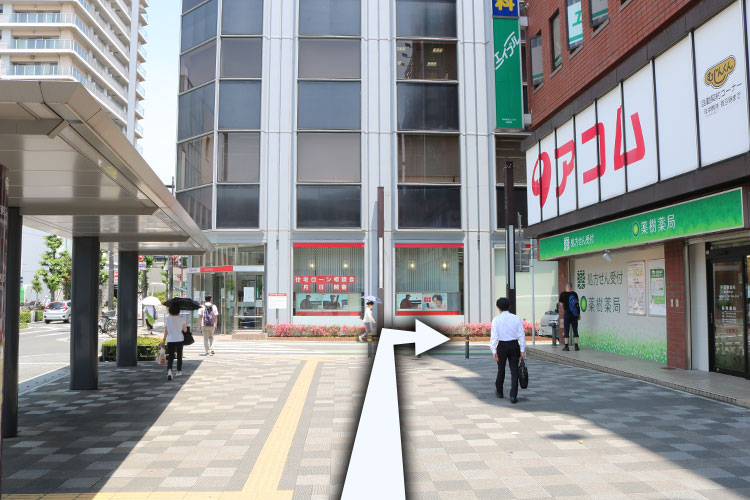 4. 三菱UFJ銀行の手前の通りを右折します